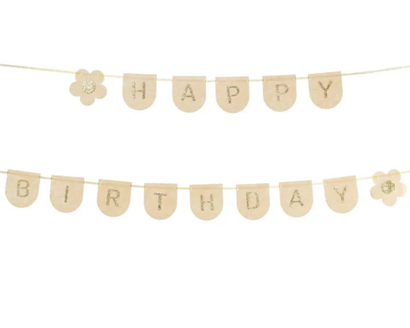 Elegant Happy Birthday banner i nude filt på glitrende guldsnor. Klar til brug og genanvendeligt. Mål: ca. 12 cm høj og 3 m lang.