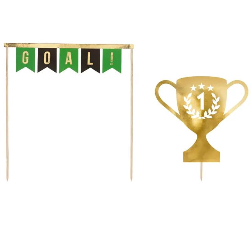 Pynt fodboldkagen med flotte kagetoppere med Goal!-flag og pokal. Sæt med 2 stk. i assorterede mønstre og farver, ca. 15,5–20 cm høje.