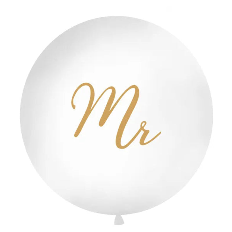 Giant Ballon 1 m – Mr, Hvid med Guldprint

Skab det perfekte makkerpar til brylluppet med denne kæmpe Mr ballon i hvid pastel med stilfuldt guldtryk. Ballonen måler ca. 1 meter i diameter og er ideel til bryllupsfotos, reception eller som dekoration sammen med Mrs-ballonen.