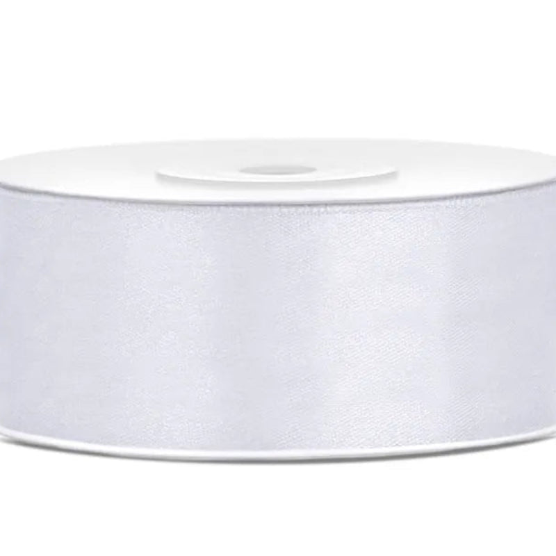 Hvidt satinbånd 25 mm x 25 meter i flot, let skinnende kvalitet. Ideelt til gaveindpakning, bryllup, konfirmation, dåb og kreative dekorationer.  