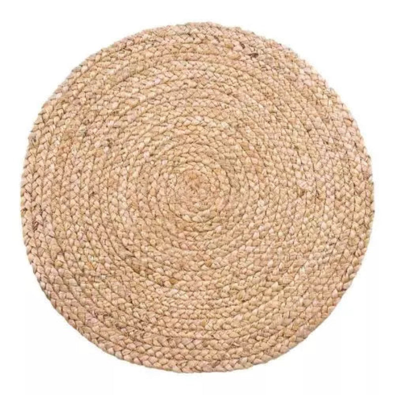  Lej smukke dækkeservietter i flettet natur jute Ø38 cm fra House Nordic. Perfekt til bryllup, sommerfest og rustik borddækning. Book nemt hos Den Perfekte Fest.