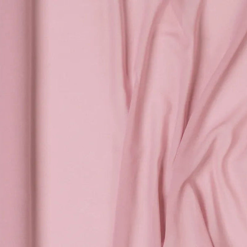 Skab et romantisk og elegant festbord med en chiffonbordløber i lilla. Den lette, transparente chiffon på 0,48 x 5 m giver et smukt, flydende udtryk – perfekt til bryllup, konfirmation eller babyshower.