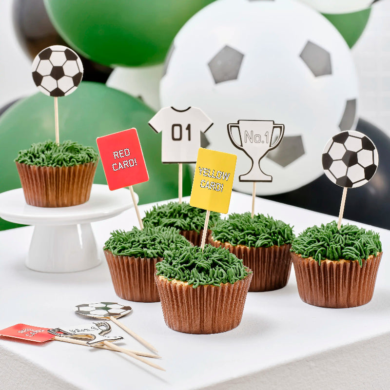 ⚽ Football Cupcake Toppers (12 stk.) – Sjov kagepynt med trofæer, bolde, kort og trøjer. Perfekt til fodboldfødselsdag. FSC-certificeret og genanvendelig.