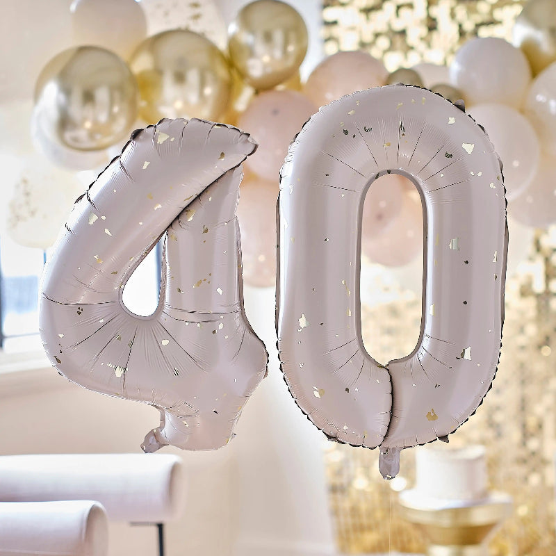 Store 40-års fødselsdagsballoner i guldfolie – perfekt til en glamourøs fest. Inkluderer snor og sugerør til nem oppustning.