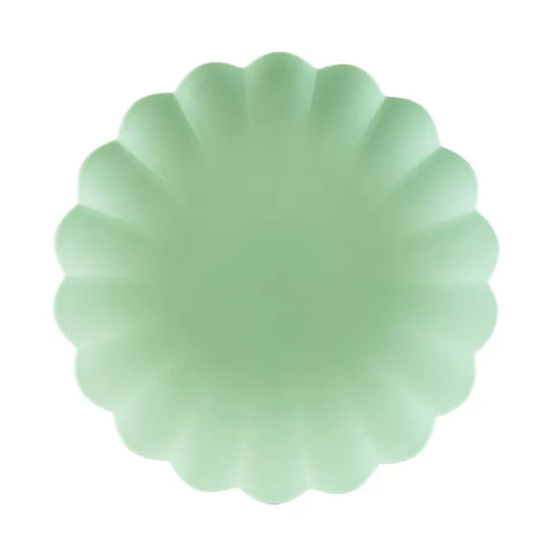 Genanvendelige plasttallerkner Frill i sagegrøn – 22 x 22 cm. Elegant design og praktisk til både hverdag og fest. 4 stk. pr. pakke.