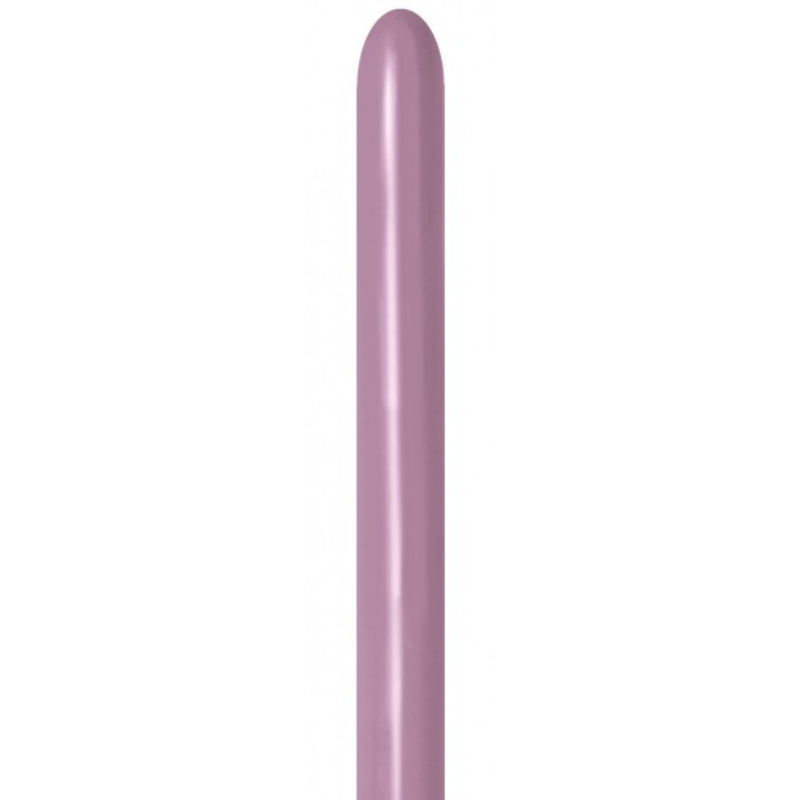 Lange støvet lilla balloner fra Sempertex. Perfekte til figurer, perler og detaljer i dekorationer. 152 cm lange. Kun til luft. 50 stk. pr. pakke.