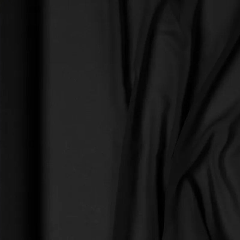 Skab et elegant og moderne udtryk med en sort chiffonbordløber på 0,48 x 5 m. Den lette chiffon tilfører dybde og stil til enhver borddækning – perfekt til bryllupper, fester og events.