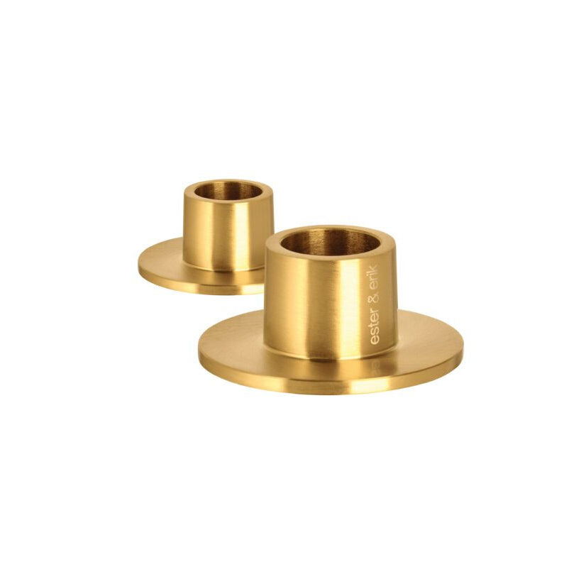 Guld stager fra Ester & Erik – eksklusiv udlejning
Lej elegante guld stager fra Ester & Erik. Perfekte til bryllup og fest – matcher stagelys og cylinderglas og skaber en smuk, stemningsfuld borddækning.