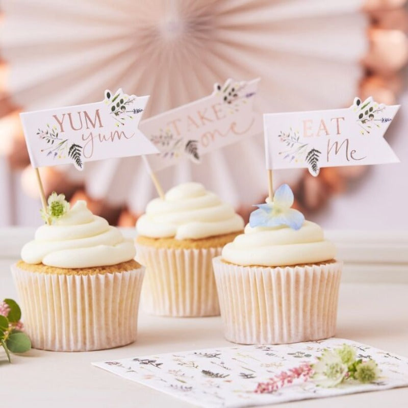 Cake toppers i pastel med guld skrift